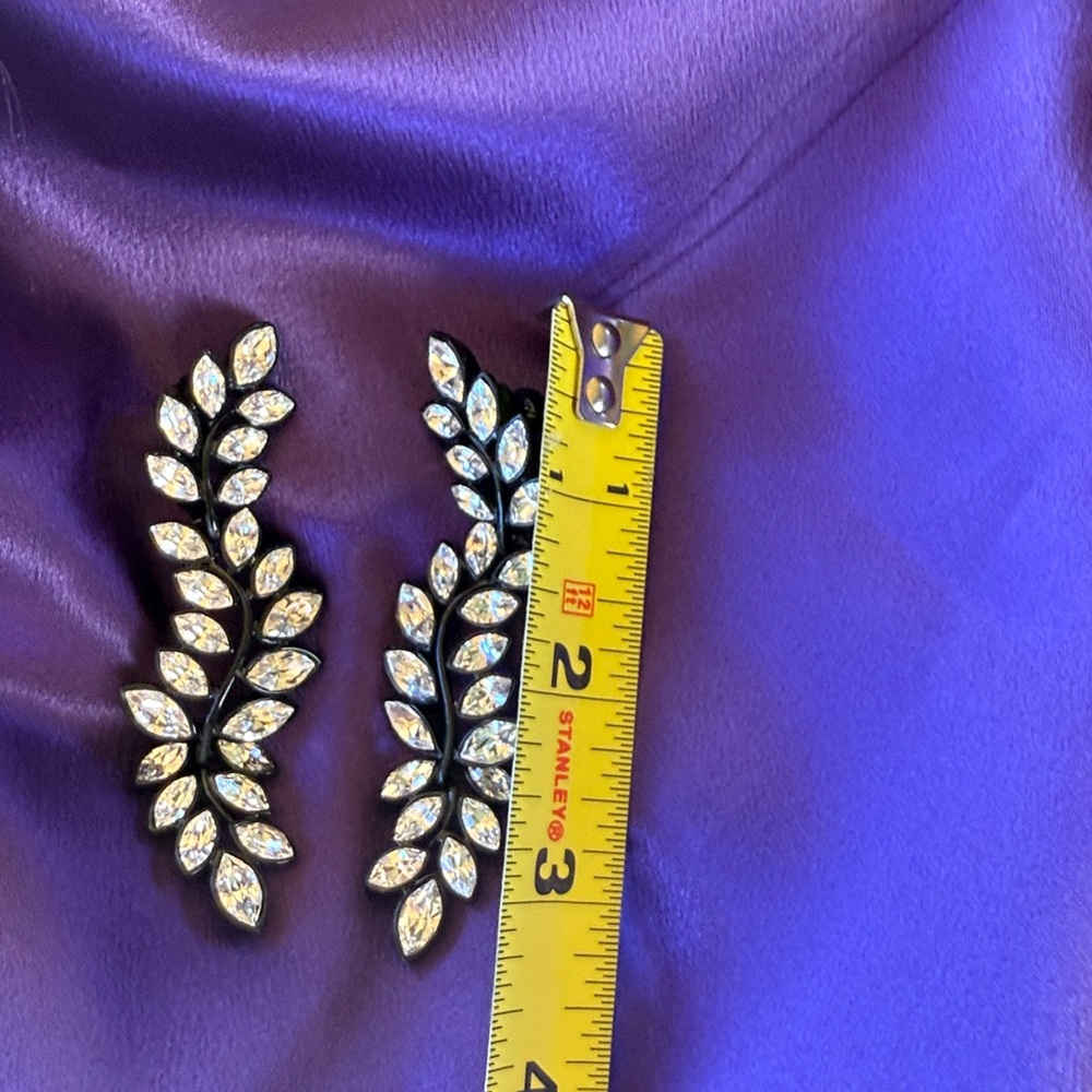 Elegant Kenneth Jay Lane Black Leaf Drop Earrings. - Picture 5 of 6